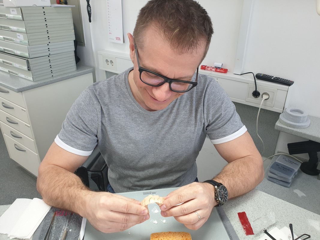 Umetnost barve in teksture: mikro-slojenje za popolno estetiko 