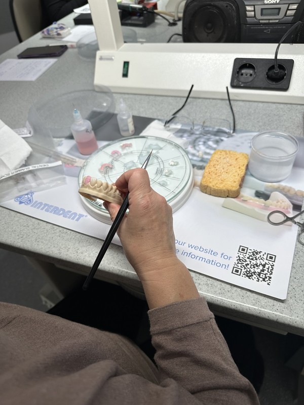 Umetnost barve in teksture: mikro-slojenje za popolno estetiko 