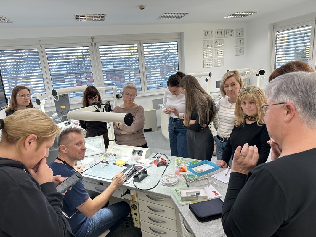 Umetnost barve in teksture: mikro-slojenje za popolno estetiko 