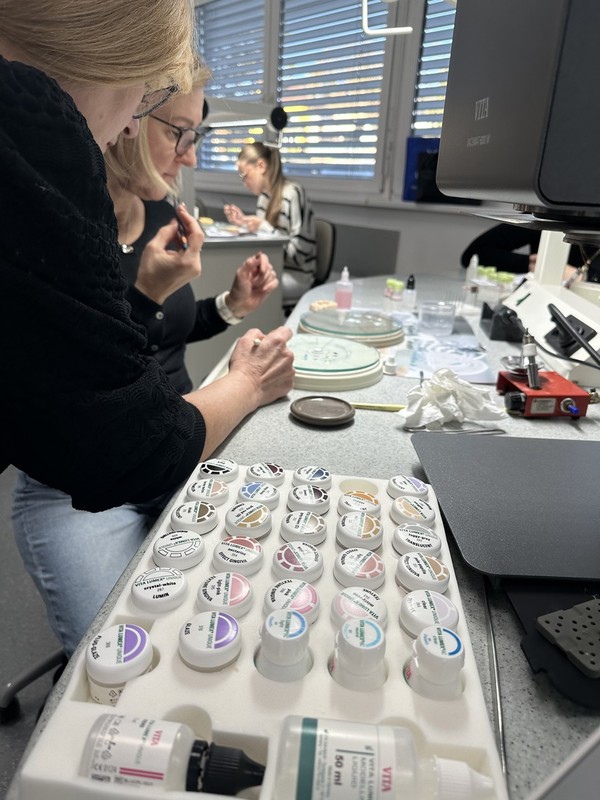 Umetnost barve in teksture: mikro-slojenje za popolno estetiko 